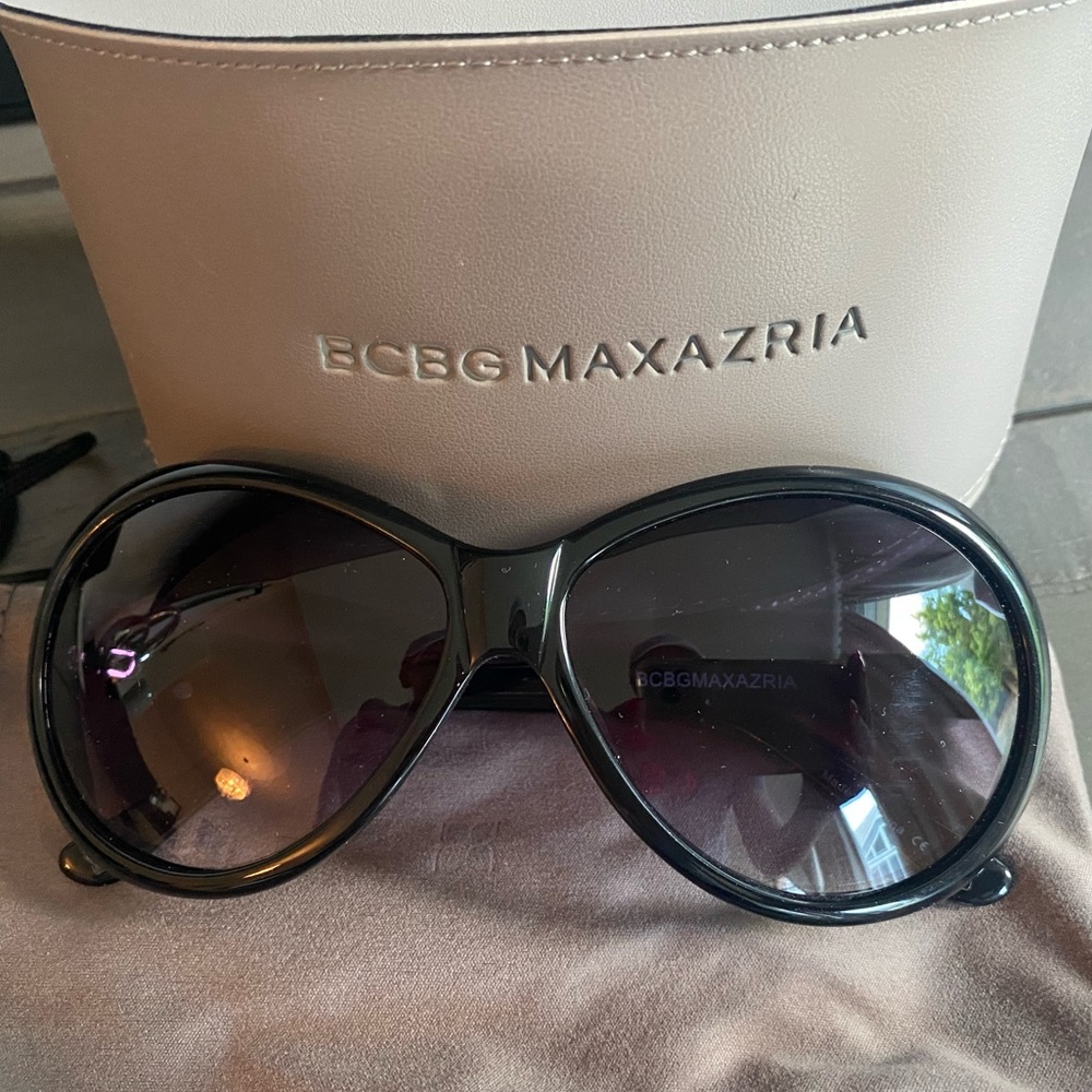 BCBG MAXAZRIA BLACK SUNGLASSES